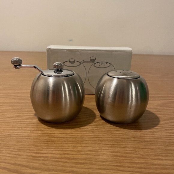 Salt and Pepper shaker - Picture 1 of 2